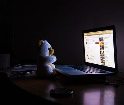 teddybaer in front of laptop